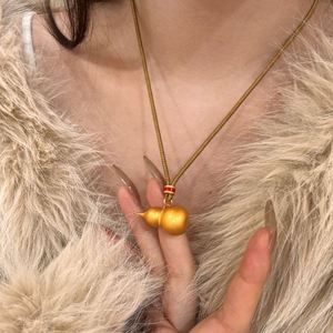 Collier pendentif gourde plaqué or 22 carats avec chaîne tressée, esthétique traditionnelle chinoise unique, de la fabrique de bijoux Dylam, pour femmes - Product Image 3