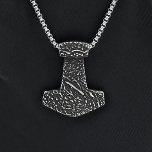 Collier pendentif marteau de Thor Viking en acier inoxydable pour homme, design géométrique vintage, idéal pour assortir aux vêtements - Product Image 3