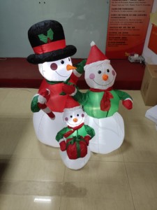 Decoración Navideña Inflable Iluminada, Familia de Muñecos de Nieve con Regalo y Bastón de Caramelo - Product Image 2