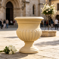 Urne de jardin classique à piédestal cannelé en résine, faite et peinte à la main, beige, texture pierre, style vintage romain, pour patio, véranda, extérieur