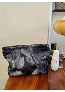 Nouvelle Trousse de Maquillage Femme 2025 Élégante Française Noire à Motifs Floraux Jacquard Faite à la Main en Coton avec Fermeture Éclair Portable Petite Trousse de Rangement Tendance - Product Image 2