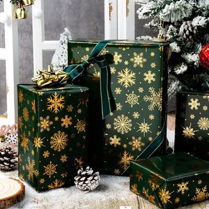 Rollo de Papel de Regalo Navideño de 17 Pulgadas x 33 Pies, Diseño de Copos de Nieve Verdes y Dorados, Papel de Embalaje para Regalos, Reciclable, de una Sola Cara - Product Image 2