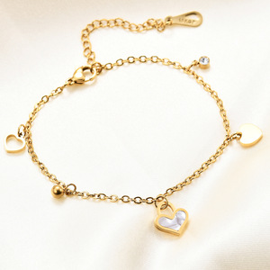 Bracelet à breloques en forme de cœur en acier doré avec incrustation de cœur creux et sertissage clos, bijou cadeau - Product Image 1