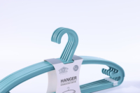 Vente en gros de cintres en plastique au design élégant, produit durable, antidérapant et résistant, article très vendu