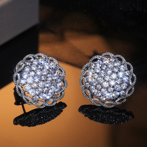 Pendientes de tuerca redondos de lujo con forma de flor, elegantes, para mujer, para fiesta, boda, accesorio de moda para la oreja, regalo - Product Image 1