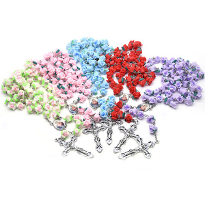 Rosario fatto <span class=keywords><strong>a</strong></span> <span class=keywords><strong>mano</strong></span> in argilla polimerica collana di fiori di rosa <span class=keywords><strong>rosari</strong></span> perline croce crocifisso cattolicesimo gioielli religiosi - Product Image 6