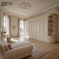 Armoire pour enfants sur mesure de style français vintage, couleur crème, avec portes à relief cintrées délicates, pour une suite de chambre romantique pour filles