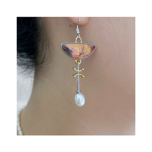 Orecchini Pendenti Asimmetrici con Pietra Verde e Perla, Gioielli Artistici Creativi alla Moda per Donne - Product Image 5
