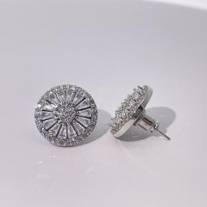 ต่างหูแบบติดหูทรงสี่เหลี่ยมคางหมูประดับเพชรคิวบิกเซอร์โคเนียสีขาว ชุบทองเหลือง สำหรับผู้หญิง จาก Tianyu Gems ดีไซน์คลาสสิก ทันสมัย หรูหรา - Product Image 6