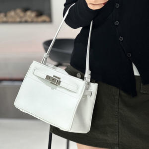 Sac à bandoulière élégant en cuir de vachette pleine fleur avec texture cuir, design tendance, polyvalent, pour le quotidien et les cosmétiques - Product Image 1