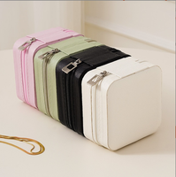 Boîte de rangement pour bijoux EVERWIN Wholesale Square Leather Jewelry Organizer, petite trousse de voyage pour bagues, boucles d'oreilles, pendentifs, colliers et bracelets.