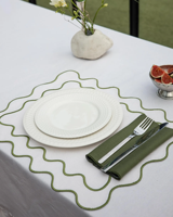 Set de table en coton brodé moderne personnalisé avec bord festonné coloré pour la décoration de table lors de dîners et mariages