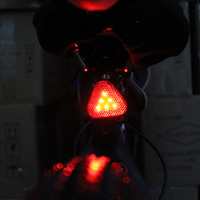 Feu arrière triangulaire pour vélos et VTT, 6 LED, alimenté par batterie, équipement de conduite nocturne