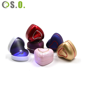 Boîte à bijoux élégante en forme de cœur avec lumière LED, doublure en velours, boîte cadeau éclairée, vente en gros - Product Image 3