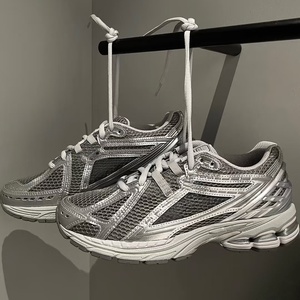 Chaussures de course noires et argentées pour hommes, style rétro décontracté pour femmes, chaussures de marche tendance et polyvalentes, vente en gros personnalisée - Product Image 1