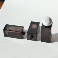 Flacon de parfum en verre à col serti de 15 mm avec bouchon rectangulaire en résine couleur personnalisée, surface givrée, vide, disponible en tailles 30 ml, 50 ml, 100 ml