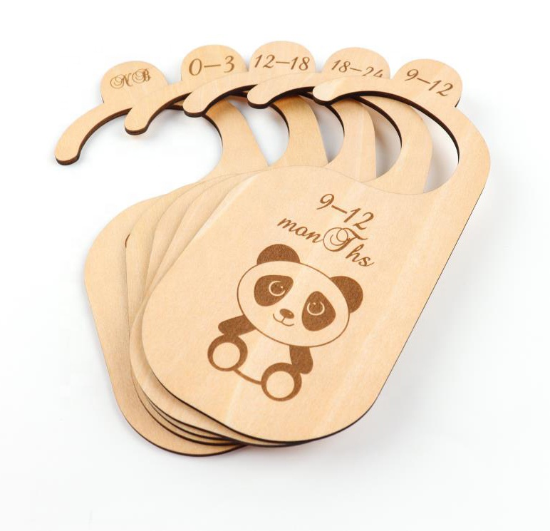 Высокое качество изготавливаемая на заказ деревянные детские гардероб Размер делитель лазерной гравировки милые с рисунками животных на возраст 7 штук одежда Разделитель с белой сумкой