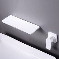 Robinet de lavabo de salle de bain à poignée unique au design moderne Buse cascade en laiton massif chaud et froid à suspension murale