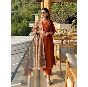 Ensemble Kurta et pantalon décontracté en coton terracotta à col en V avec dupatta imprimée pour femme, séchage rapide, sans plis, tenue ethnique - Product Image 3