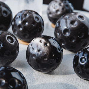 Nueva Esfera Lunar <span class=keywords><strong>de</strong></span> Obsidiana Plateada Pulida con Superficie Texturizada para Colección - Product Image 5