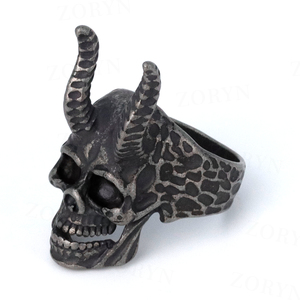 Bague en acier inoxydable 316 avec cornes de démon gothiques et crâne pour homme, large bande, textures contrastées, esthétique sombre et masculine élégante - Product Image 1