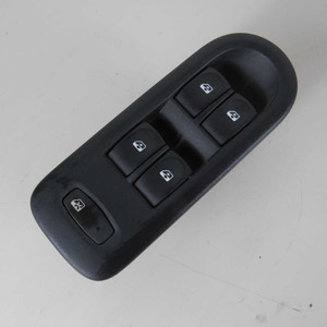 Bouton de lève-vitre gauche 8200356541 Renault Clio Mk3 (29894 21A-4-D-1) - Product Image 1