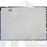 Dalle de marbre blanc grand format HDSTONE (2x120x240cm) avec veines roses, marbre poli pour plan de travail, contour de cheminée, projets LEED