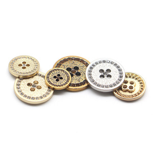 Venta al por mayor de botón de metal redondo de aleación de oro y plata con 4 agujeros y técnica de chapado de diamante para ropa de mujer - Product Image 1