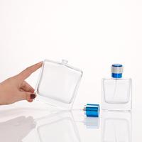 Flacon de parfum classique rectangulaire en verre 50/100ml, 100 pièces, avec pulvérisateur à pompe sérigraphié, acceptant la personnalisation de la couleur, du logo et du design du capuchon.