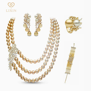 סט תכשיטים יוקרתי 4 חלקים לבן וזהב, שרשרת, עגילים, צמידים וטבעת לנשים עם פנינים מלאכותיות וזירקון - Product Image 1