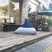 Moderne triangle blau jeans stoff sitzsack