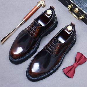 Chaussures pour hommes luxueuses et élégantes à lacets, avec une combinaison de couleurs bleu et marron, dans un style italien, design de chaussures habillées Oxford. - Product Image 4