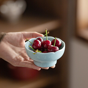 Plato de cerámica con forma de flor, plato pequeño de porcelana para aperitivos de fiesta y frutas secas - Product Image 1