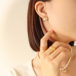 Parure de bijoux tendance en acier inoxydable avec collier et boucles d'oreilles en perles d'eau douce et pendentif cœur martelé – Vente en gros - Product Image 4