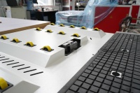 Máquina de grabado CNC de 3 ejes con cambio de herramientas tipo carrusel y carga/descarga automática Syntec para paneles de madera