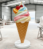 Sculpture géante personnalisée en fibre de verre simulée en forme de crème glacée pour la décoration de magasin de crème glacée