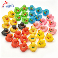 Canard en caoutchouc flottant à presser, design de tenue variée, collection adorable, jouet pour décoration de fête et cadeau