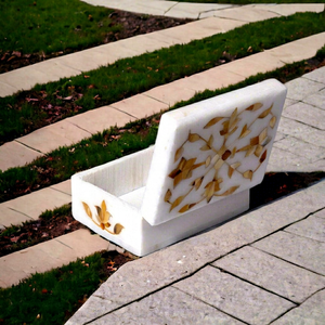 Boîte à bijoux rectangulaire moderne Stonecrafts International blanche avec incrustation de nacre jaune doré et motifs floraux sur le couvercle, modèle MMP06 - Product Image 3