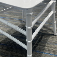 Chaises Chiavari en résine blanche empilables monobloc démontables pour hôtels, fêtes, mariages, banquets et événements – Vente en gros