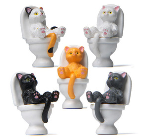 Figurine en résine de chat mignon assis sur les toilettes, pour la décoration de la maison, du jardin, de la voiture, de l'<span class=keywords><strong>aquarium</strong></span>, des gâteaux, et comme <span class=keywords><strong>miniature</strong></span> DIY pour maison de poupée - Product Image 1