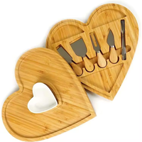 Plateau à fromage double couche en bambou en forme de cœur avec couteaux et ustensiles, plateau à charcuterie, cadeau de mariage pour la Saint-Valentin, vente en gros