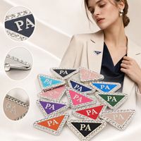 Etiqueta con Logotipo Personalizado en Forma de Triángulo Invertido con Borde de Cristal y Letra Inicial Incrustada en Esmalte
