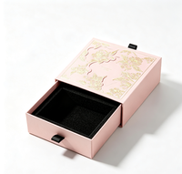 Boîte cadeau de luxe avec tiroir, dorure à chaud, motif floral en relief, papier texturé, emballage pour bijoux, fermeture magnétique, matériaux recyclés, mousse noire