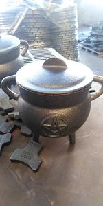 Caldero Pequeño de Hierro Fundido Precurado con 3 Patas - Product Image 3