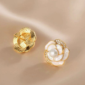 Boucles d'oreilles clous camélia blanches pour femmes, design floral, accessoires d'oreille pour usage quotidien - Product Image 5
