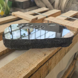 Pierre tombale moderne en granit américain avec motif de trace de pas noir, finition polie et sablée - Product Image 4