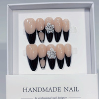 Tips Kuku Almond Half Cover Buatan Tangan 10 Pcs Warna Nude Pink dengan Ujung Hitam dan Hiasan Bunga Putih, Terlihat Alami