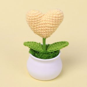 Maceta de Flores Artificiales Hechas a Mano con Corazón de Ganchillo para Halloween, Graduación, Día del Padre y Otras Ocasiones - Product Image 4