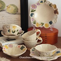 Assiette artisanale en grès à motif floral et oiseaux, peinte sous glaçure, style vintage, esthétique raffinée, de fabrication chinoise, forme irrégulière