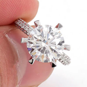 Bague de mariage de luxe en or blanc 14 carats avec grande pierre principale, pavé français, trois rangées de diamants, bague en moissanite pour femmes - Product Image 2
